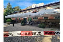 Die Polizei hat das Gebäude nach dem Brand abgesperrt.