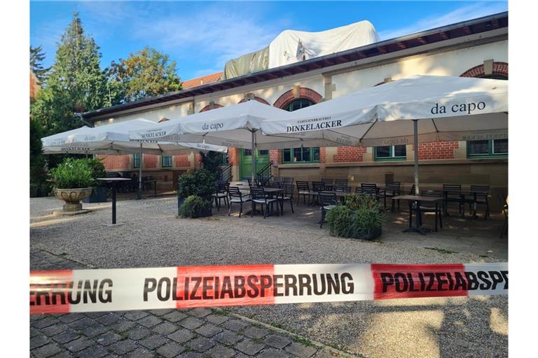 Die Polizei hat das Gebäude nach dem Brand abgesperrt.