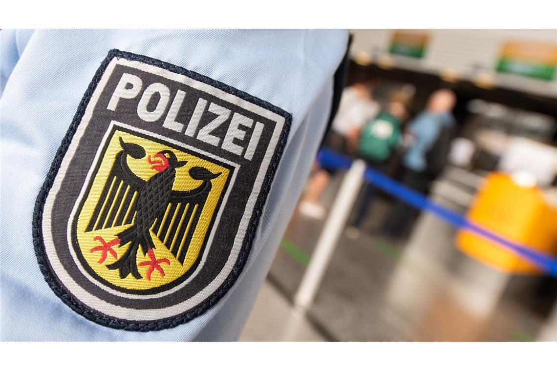 Die Polizei hat einen arabischen Influencer am Flughafen BER festgenommen. (Symbolbild)