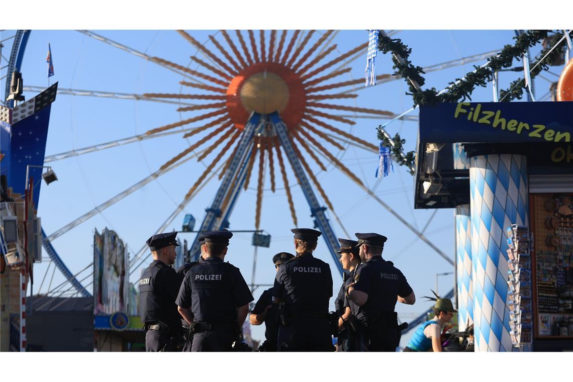 Die Polizei hat erstmals auch einen Verstoß gegen das bayerische Cannabis-Verbot auf der Wiesn gemeldet.