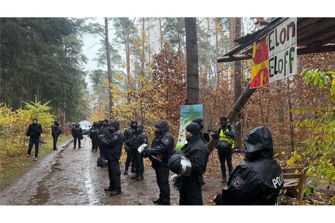 Die Polizei im Brandenburg entschied, die Besetzung des Waldstücks nahe der Tesla-Fabrik in Grünheide zu beenden. Seit Ende Februar protestieren dort Tesla-Gegner.