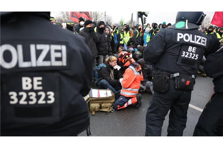 Die Polizei im Einsatz beim AfD-Bundesparteitag in Riesa