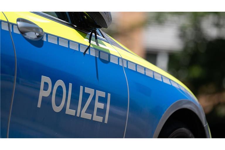 Die Polizei in Heidenheim fahndet nach einem Unbekannten, der einen 36-Jährigen bedroht und ausgeraubt haben soll (Symbolfoto).