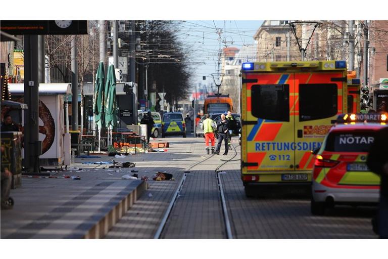 Die Polizei ist am Montagmittag bei einem Polizeieinsatz in der Mannheimer Innenstadt.