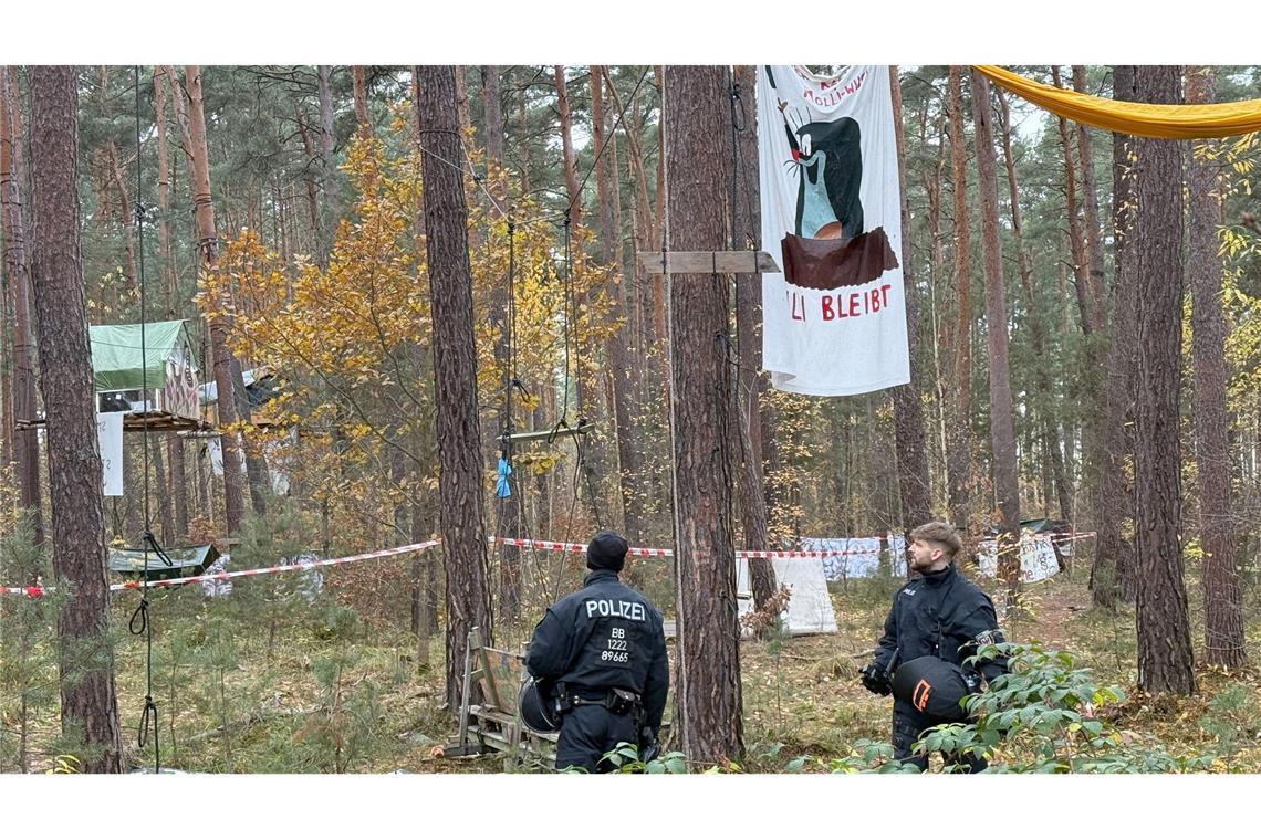 Die Polizei ist im Einsatz im Tesla-Protestcamp in Grünheide bei Berlin, weil Umweltaktivisten das Gelände für Kampfmittel-Untersuchungen nicht freiwillig verlassen wollen.