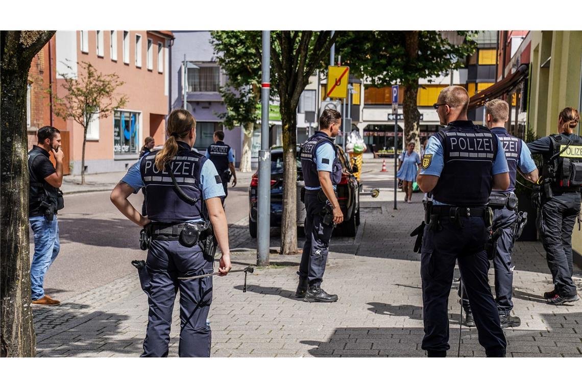 Die Polizei ist mit einem Großaufgebot vor der Pizzeria in Eislingen an der Fils.