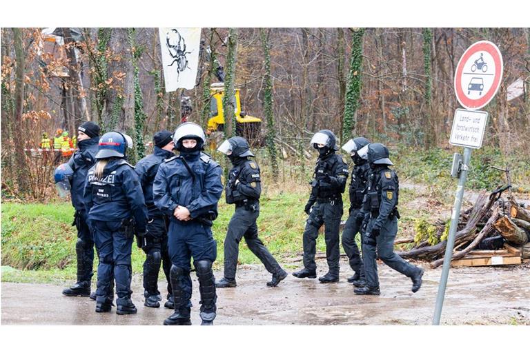 Die Polizei ist seit Samstag beschäftigt, das Waldstück bei Freiburg zu räumen.