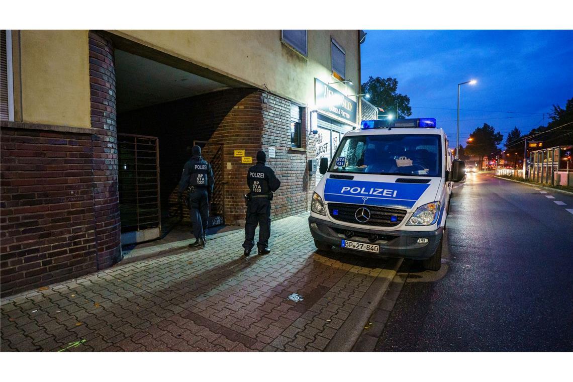 Die Polizei ist unter anderem in Mannheim wegen der Razzia im Einsatz.