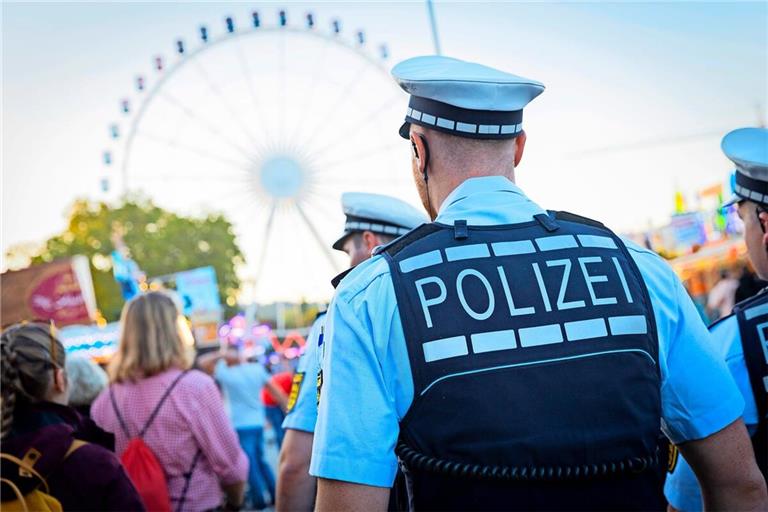 Die Polizei läuft regelmäßig auf dem Wasen Streife, außerdem wird das Festgelände videoüberwacht.