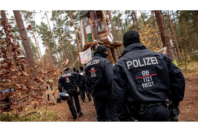 Die Polizei löst das Protestcamp gegen Tesla im Wald bei Grünheide auf.