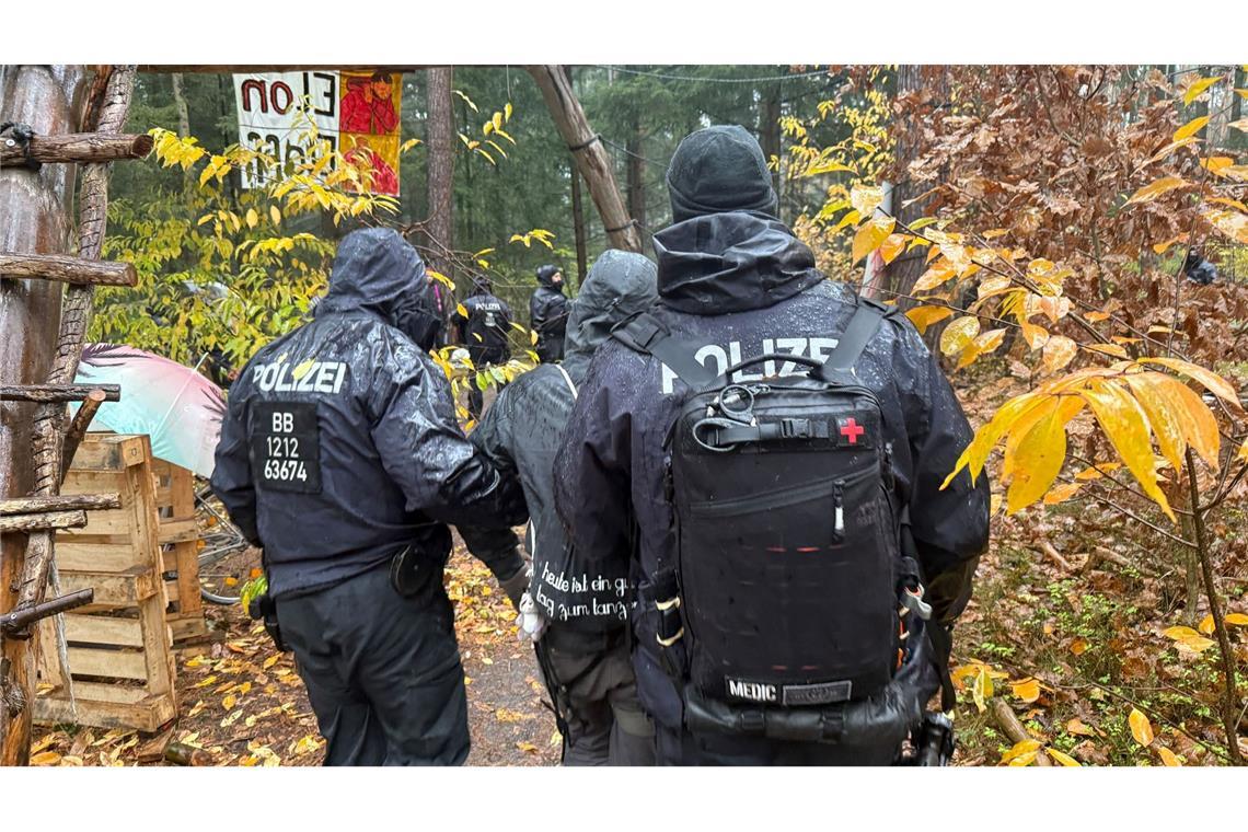 Die Polizei löst das Protestcamp von Tesla-Gegnern im Wald nahe der Tesla-Autofabrik in Grünheide in Brandenburg auf. Dabei führen Polizisten einen Aktivisten ab.