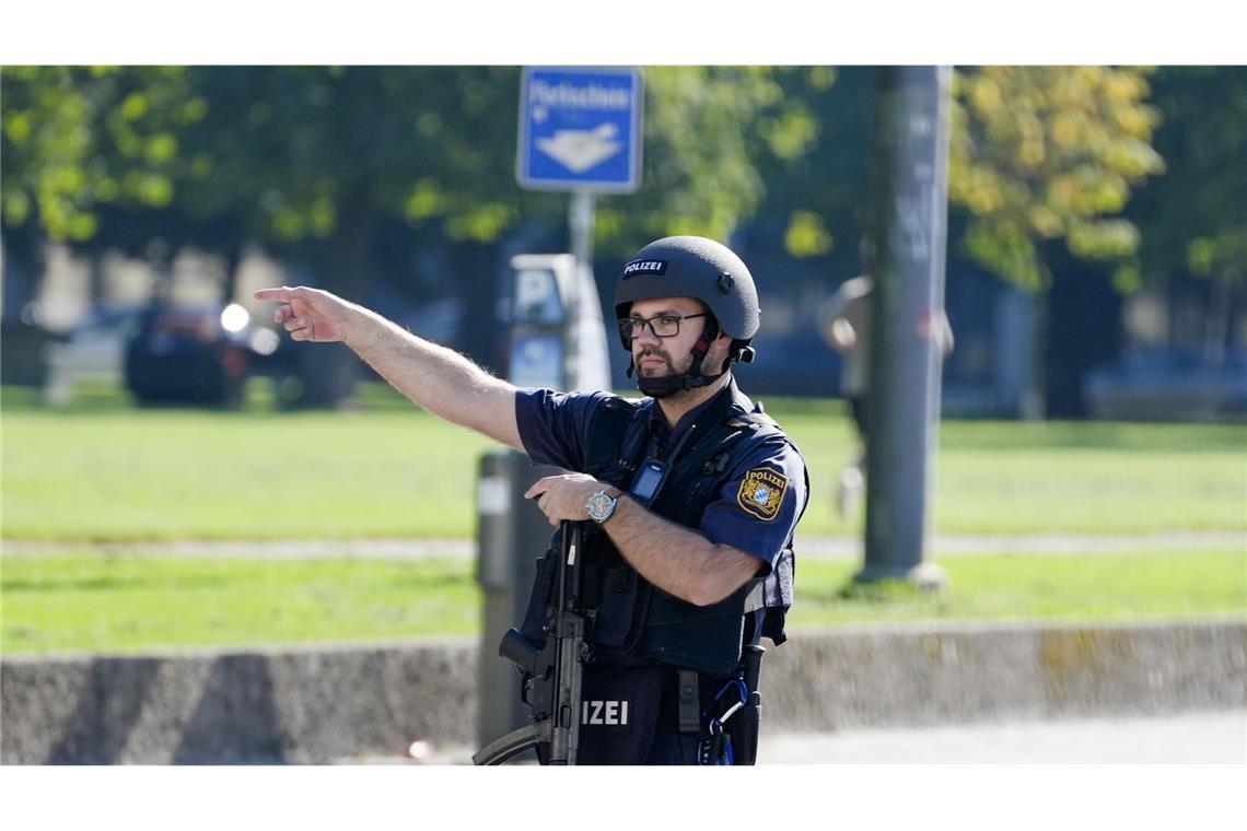 Die Polizei rief die Bevölkerung dazu auf, den Bereich zu meiden. Straßensperren wurden eingerichtet.