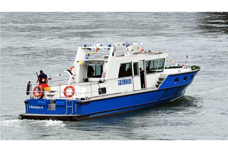 Die Polizei setzt ihre Suche auf dem Wasser fort.