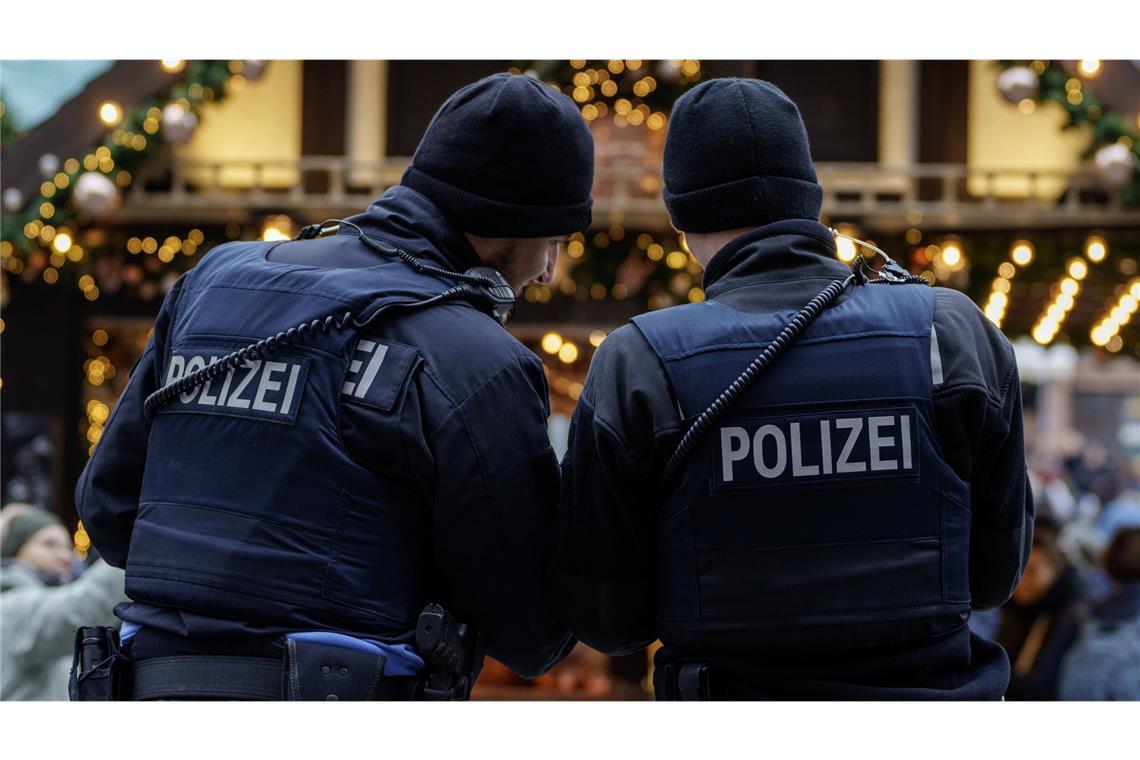 Die Polizei soll künftig noch einfacher und eigenständiger Waffenkontrollen bei öffentlichen Veranstaltungen wie Weihnachtsmärkten durchführen können (Symbolfoto).