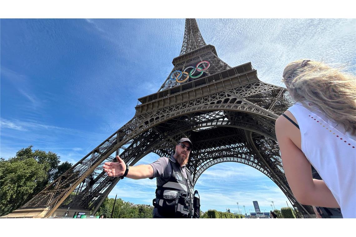 Die Polizei sperrt den Bereich um den Eiffeltur ab. Ein Mann hat versucht den Turm zu besteigen.