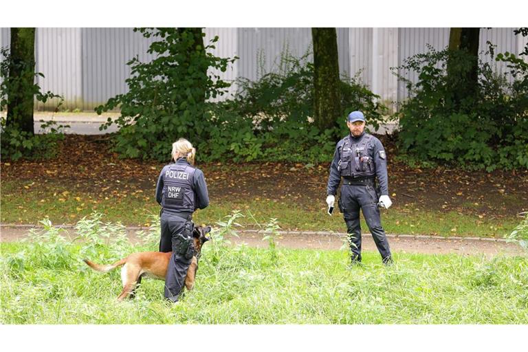 Die Polizei sucht in Solingen erneut nach Beweismitteln.