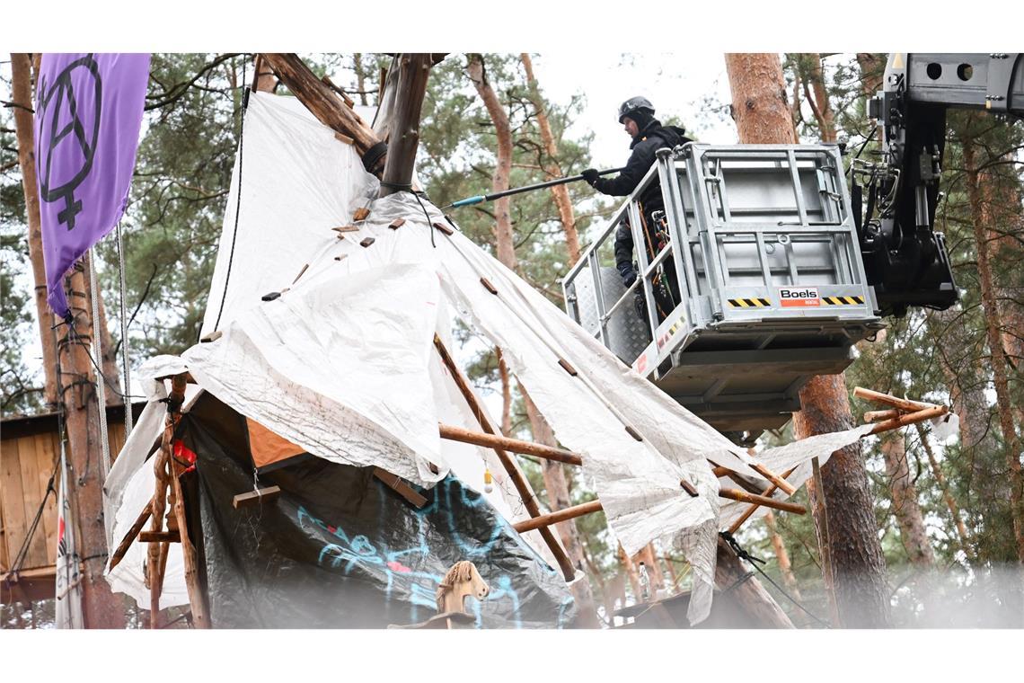 Die Polizei überprüft die Bauten der Tesla-Gegner in Wald in Grünheide. Die Umweltaktivisten müssen ihr Camp nach fast neun Monaten endgültig räumen.