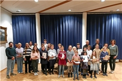 Die Preisträgerinnen und Preisträger mit Schulleiterin Judith-Maria Matti (rechts) und Kolleginnen und Kollegen. Foto: Musikschule