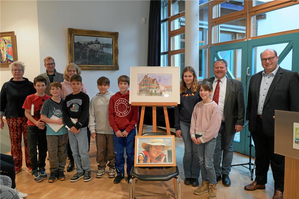 Die Preisverleihung im Heinrich-von-Zügel-Saal der städtischen Galerie mit (von links) Stiftungsrätin Jutta Brasch, Leon Ohme, Kunstlehrer Paul Greiner, Paul Rusitschka, Rektorin Martina Mayer, Ilay Thigpen, Elias Segi, Mio Lutz, Lena Laib, Nele Nentwich, Stiftungsvorsitzendem Michael Heinrich und Bürgermeister Armin Mößner. Foto: Elisabeth Klaper