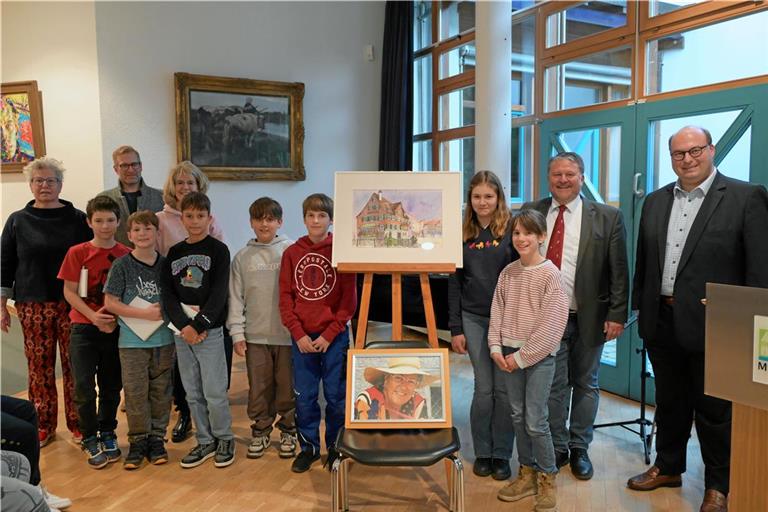 Die Preisverleihung im Heinrich-von-Zügel-Saal der städtischen Galerie mit (von links) Stiftungsrätin Jutta Brasch, Leon Ohme, Kunstlehrer Paul Greiner, Paul Rusitschka, Rektorin Martina Mayer, Ilay Thigpen, Elias Segi, Mio Lutz, Lena Laib, Nele Nentwich, Stiftungsvorsitzendem Michael Heinrich und Bürgermeister Armin Mößner. Foto: Elisabeth Klaper