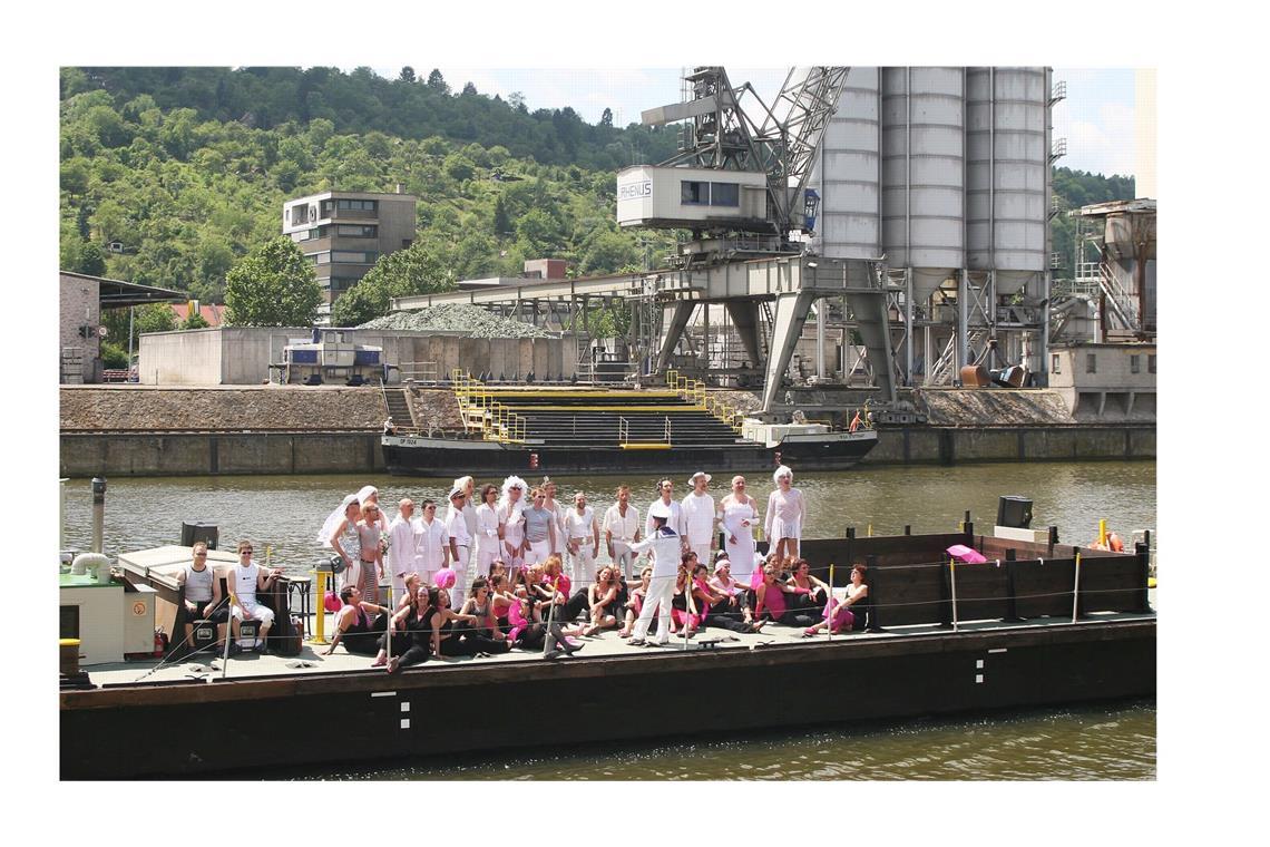 Die Premierenaufführung von „Singing River“ um das Ensemble „The Shout“  und Amateurchören wurde im Stuttgarter Hafen auf dem Neckar in Stuttgart, am Samstag 18. Juni 2005, gespielt. An vierzehn Spielorten konnten damals die Besucher vom 16. Juni bis 10. Juli 2005 Theater aus allen Teilen der Welt erleben.