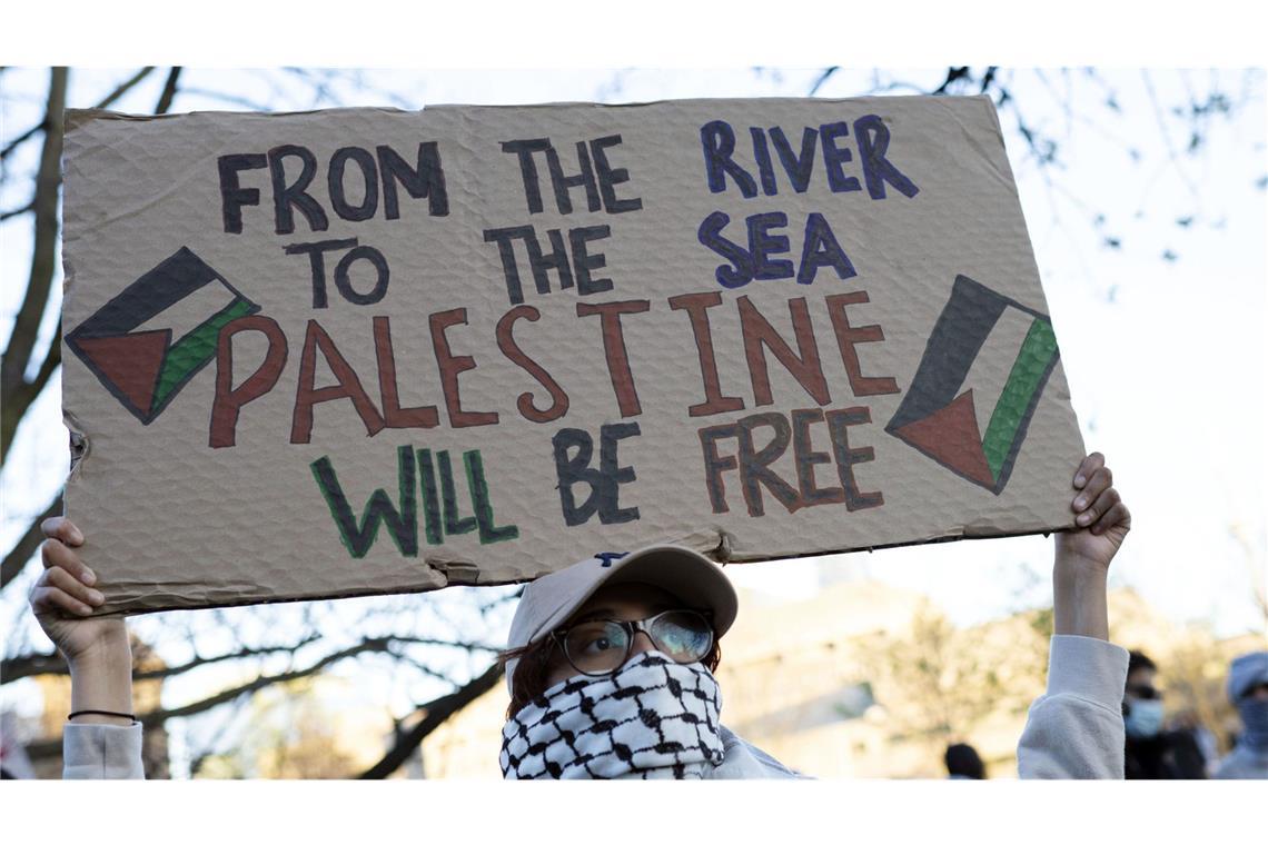 Die Pro-Palästina-Parole „From the river to the sea, palestine will be free“  wird zum Fall für BGH (Symbolfoto).