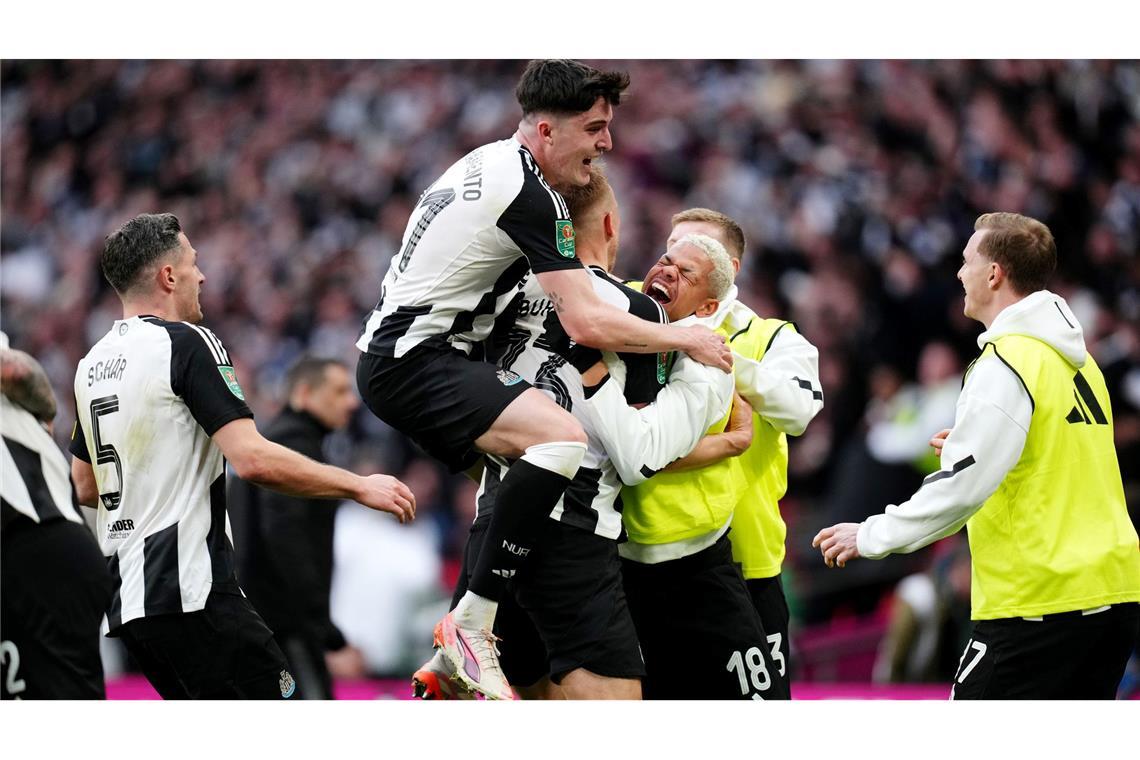 Die Profis von Newcastle United feiern das 1:0 durch Dan Burn. Der Ligapokal-Gewinn ist der erste nationale Titelerfolg des Clubs seit 70 Jahren.