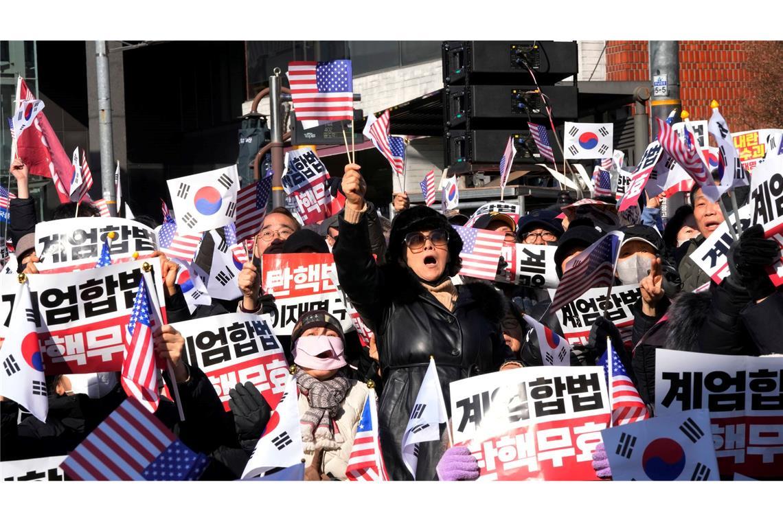 Die Proteste stehen im Zusammenhang mit dem Amtsenthebungsverfahren gegen Yoon Suk Yeol.