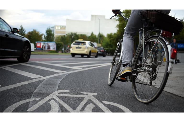 Die Radfahrerin stieß mit dem PKW zusammen. (Symbolbild)