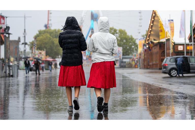 Die Regenjacke darf bislang bei einem Wasen-Besuch nicht fehlen.