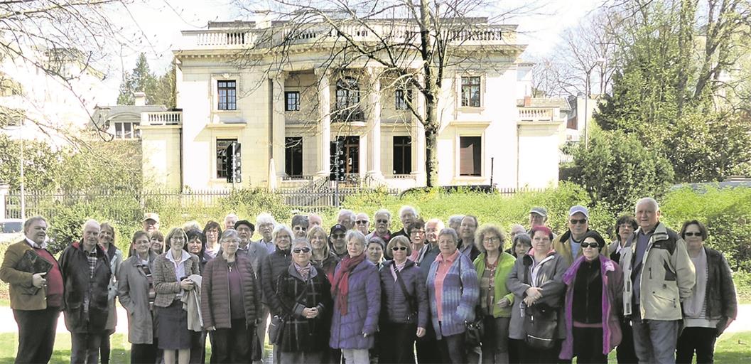 Die Reisegruppe vor der Villa Söhnlein in Wiesbaden – dem Nachbau des Weißen Hauses in Washington. Foto: privat