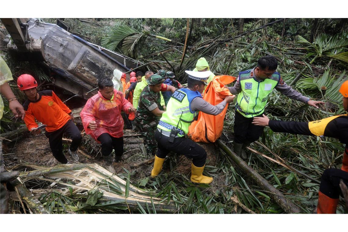 Die Rettungsarbeiten waren wegen der Wetterbedingungen sehr schwierig.