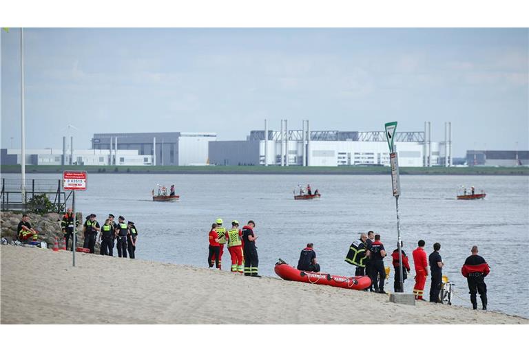 Die Rettungskräfte suchen mit einem Großaufgebot nach dem zehnjährigen Mädchen.