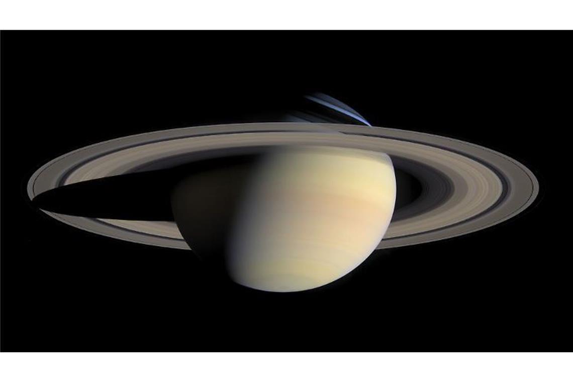 Die Ringe des Saturn sehen wie feste Gebilde aus, aber sie bestehen aus einer Vielzahl kleiner Brocken.