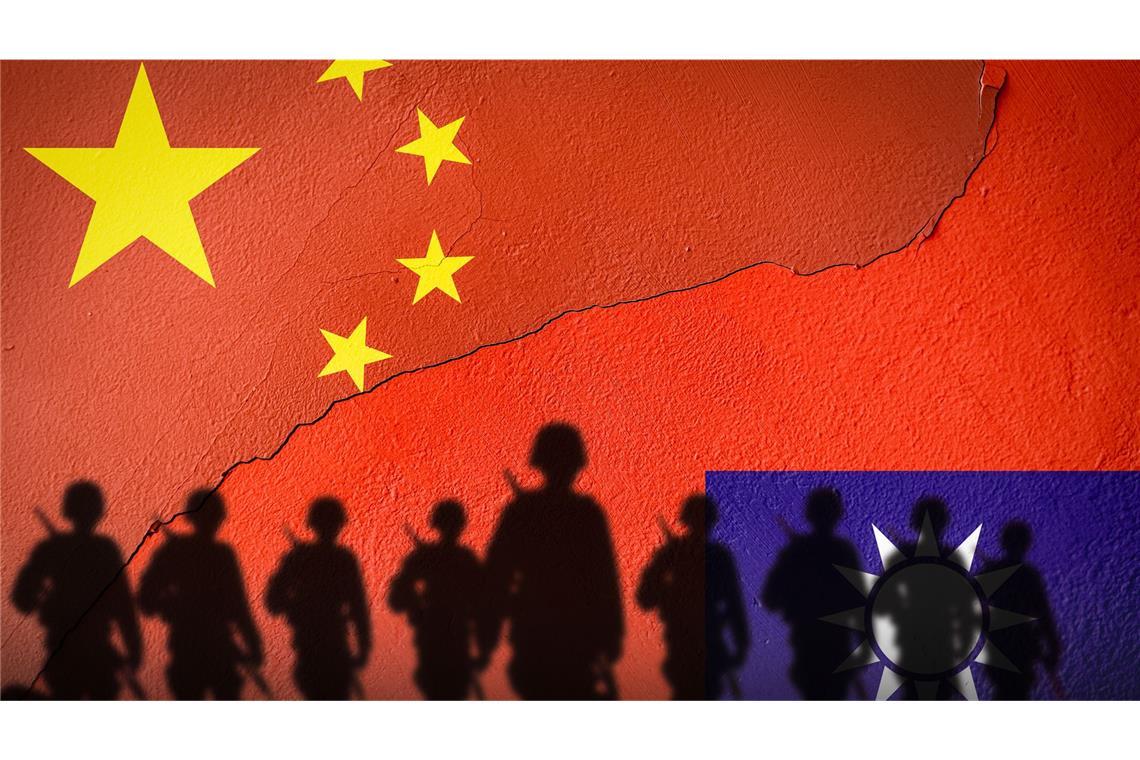 Die Schatten von Soldaten sind vor den Flaggen von China und Taiwan zu sehen.