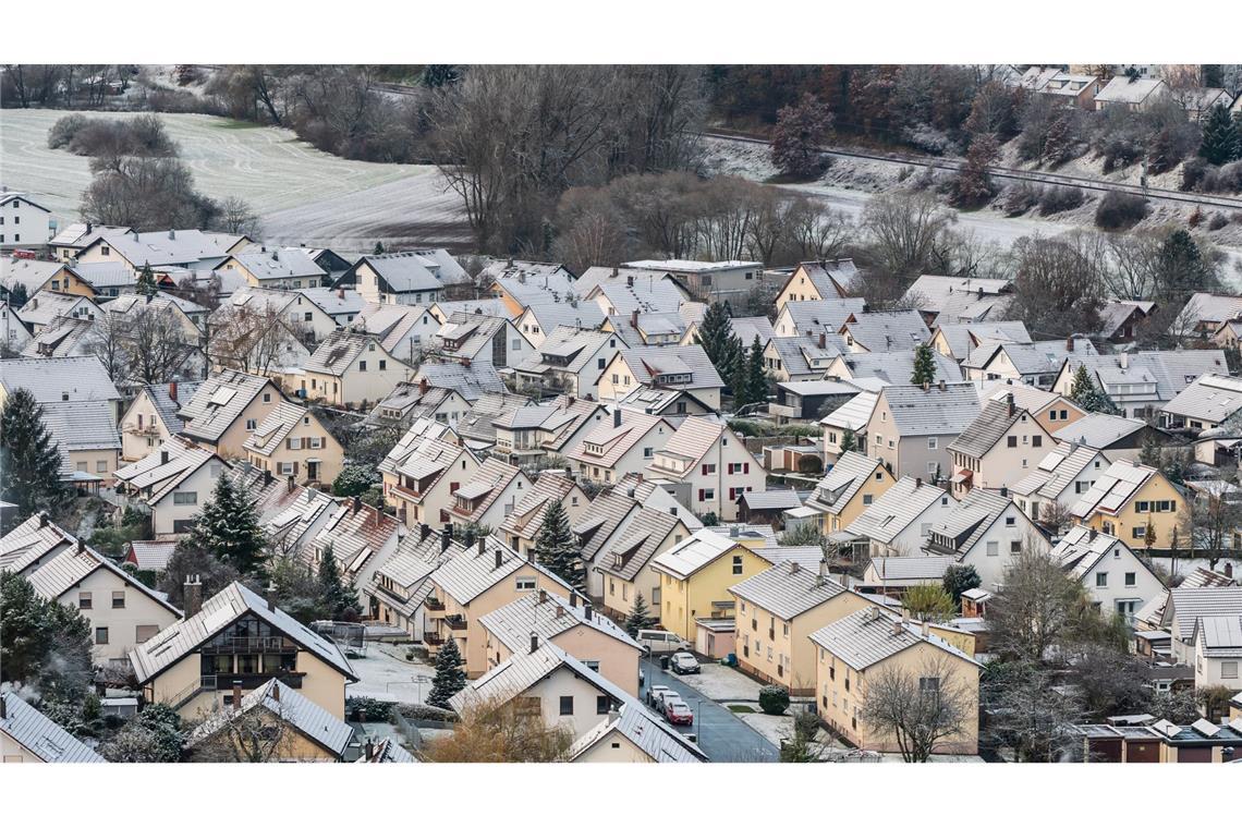 Die schneebedeckten Dächer in einem Wohngebiet von Rottweil: In der Nacht hat es in Baden-Württemberg vielerorts geschneit.