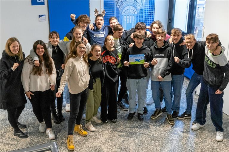 Die Schüler der Klasse 10d des Gymnasiums in der Taus Backnang und iihre Fachlehrerin Stella Esser (links) freuen sich über den Sieg in der Schulklassenwertung. Foto Alexander Becher