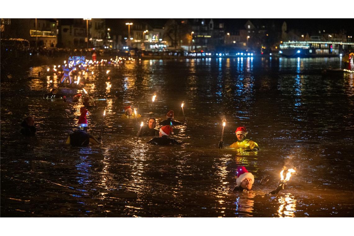 Die Schwimmer tragen spezielle Tauchanzüge.