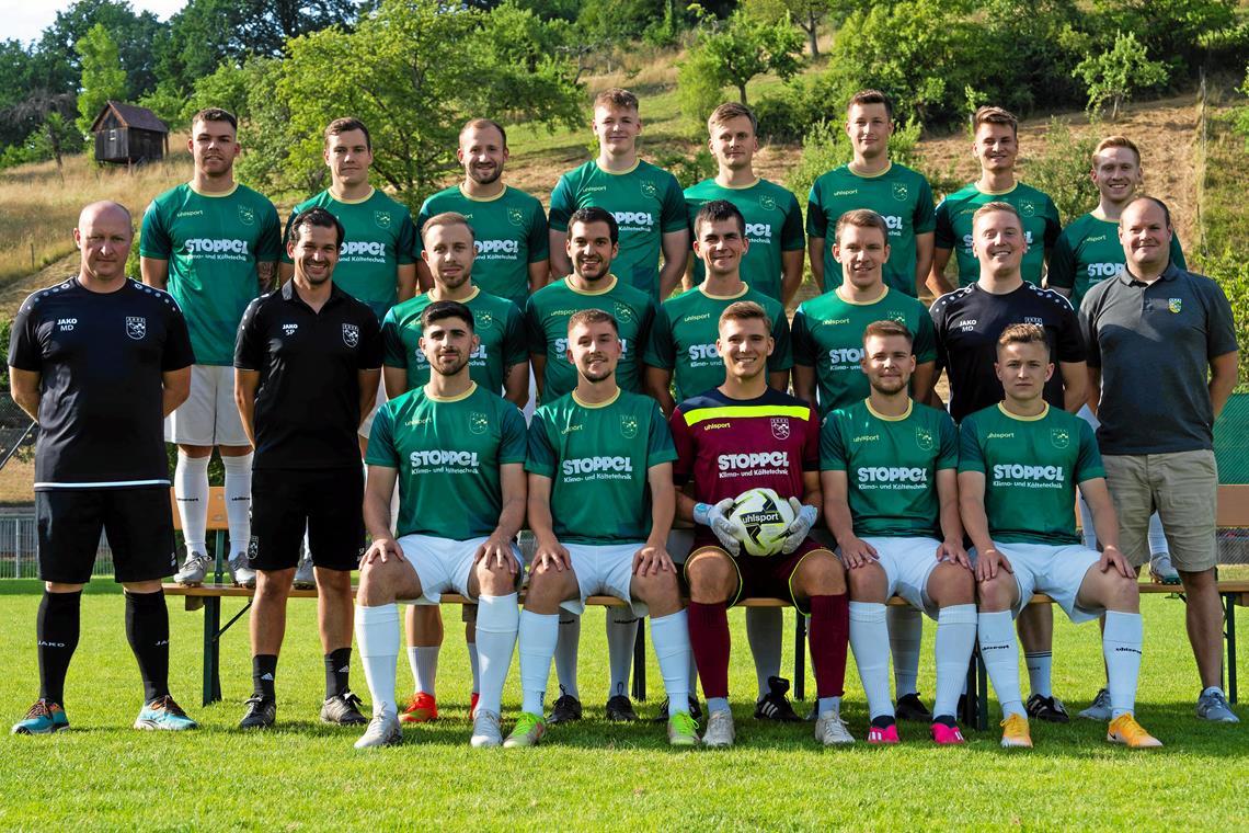 Die SG Oppenweiler-Strümpfelbach gehört zu den Titelfavoriten. Hintere Reihe von links: Luca Müller, Benedikt Csauth, Felix Kübler, Erik Augustin, Lukas Rosenke, Malik Hassler, Moritz Stoppel und Julian Leitner. Mittlere Reihe: Torwarttrainer Manuel Di Giandomenico, Coach Stephen Perri, Yannic Denzinger, Manuel Perri, Jonas Wieland, Marcel Friz, Co-Trainer Lucas Röhrle und Sportlicher Leiter Fabian Schmelcher. Vorne: Louis Piscopo, Maximilian Sacher, Janis Seefeldt, Tim Müller und Even Stoppel. Foto: Ivo Huber