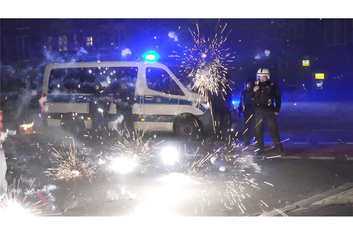 Die Silvesterrakete, die ein Influencer in ein Wohnhaus schoss, hat glücklicherweise niemanden verletzt. (Symbolbild)