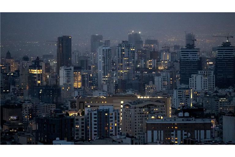 Die Skyline der Millionenmetropole Teheran in der Abenddämmerung. Iranische Medien melden Explosionen bei Teheran.