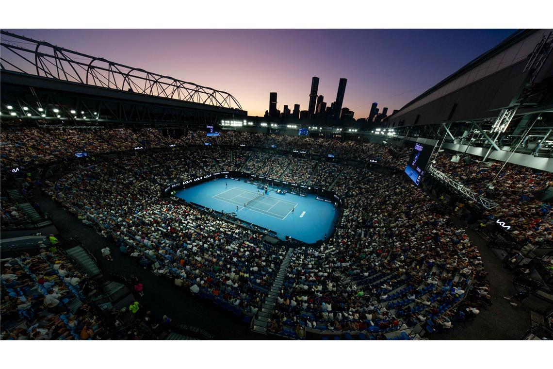 Die Sonne geht bei den Australian Open über der Rod Laver Arena unter.