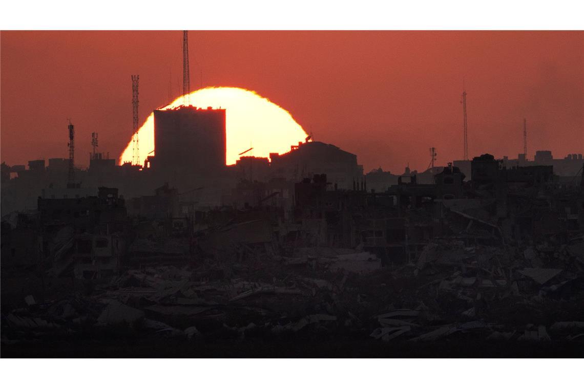 Die Sonne geht hinter den Gebäuden im Gazastreifen unter, vom Süden Israels aus gesehen.