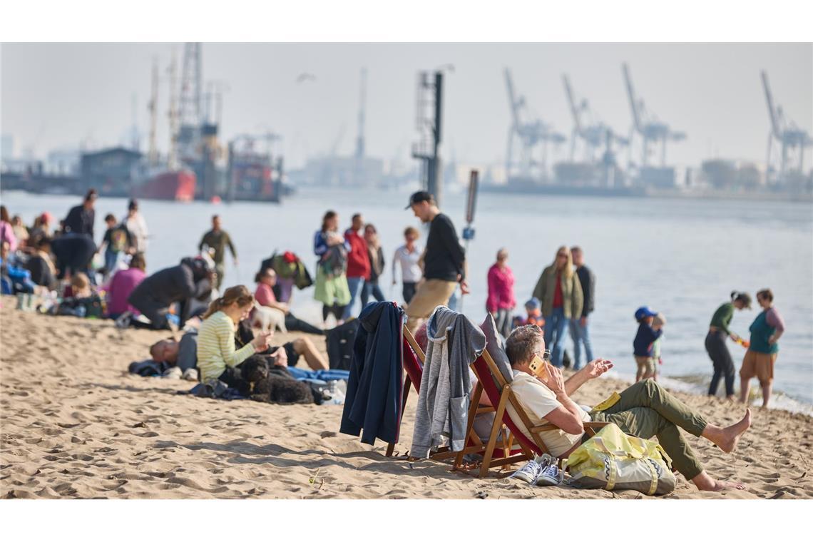 Die Sonne lockte auch viele Menschen zum Elbstrand in Hamburg.