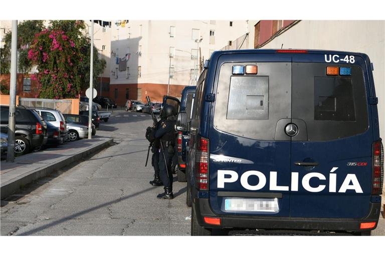 Die spanische Polizei leitete eine Großfahndung nach dem Maskierten ein, der einen Elfjährigen auf einem Fußballplatz erstochen hatte.