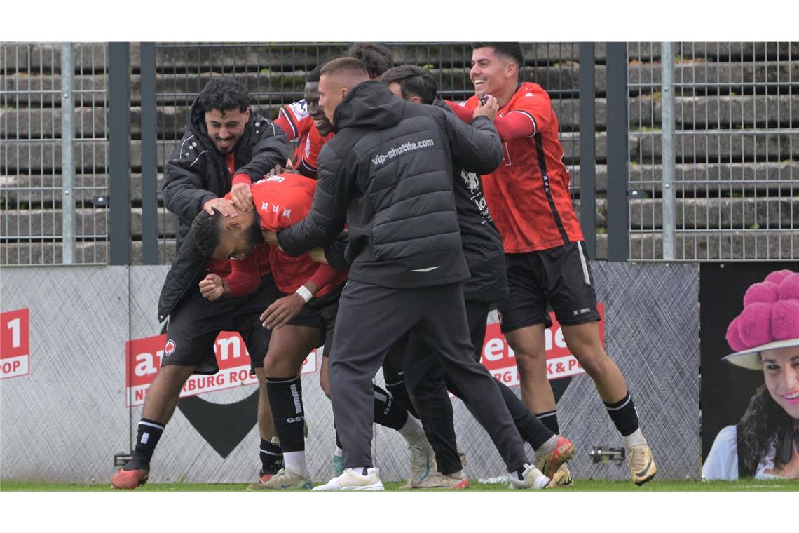 Die Spieler des  1. Göppinger SV feiern Doppel-Torschütze Emmanuel McDonald.