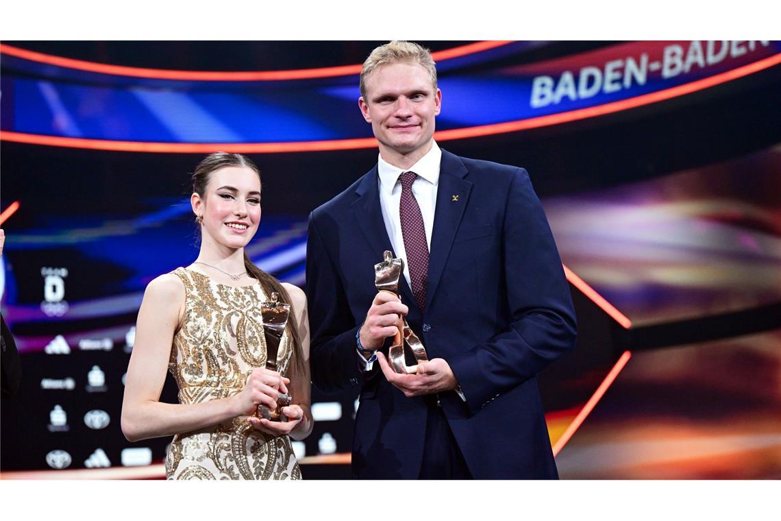 Die Sportgymnastin Darja Varfolomeev (l) und der Ruderer Oliver Zeidler halten während der Gala für die Wahl "Sportler des Jahres" im Kurhaus ihre Siegertrophäen.