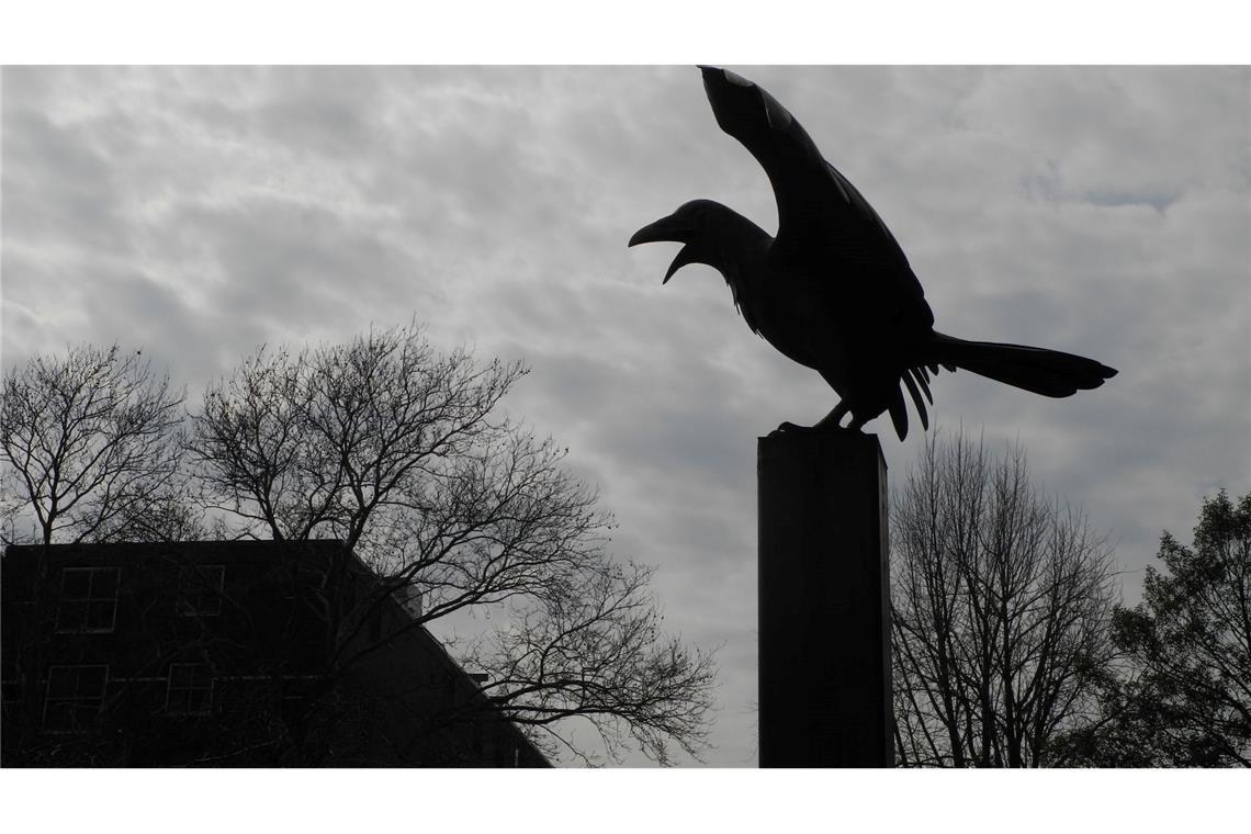 Die Statue eines Raben erinnert vor dem früheren Wohnhaus des Schriftstellers Edgar Allan Poe in Philadelphia (USA) an dessen berühmtestes Gedicht "Der Rabe".