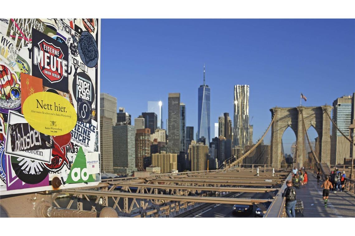 Die Sticker schaffen es rund um die Welt, wie hier bis zur Brooklyn Bridge nach New York. (Archivbild)