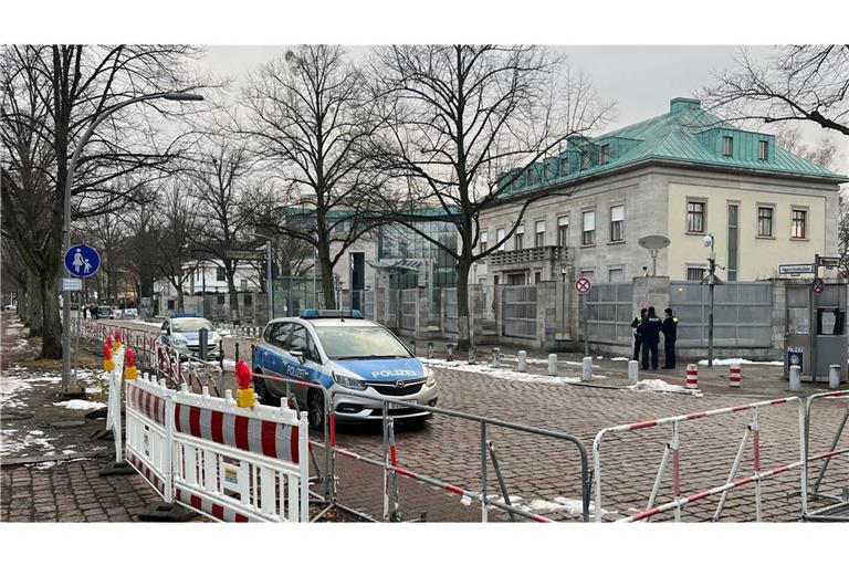 Die Straße vor der Israelischen Botschaft in Berlin ist abgesperrt und wird von der Polizei bewacht.